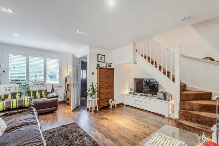 3 Bedroom Link Detached House To Rent In Bankside Close, Isleworth, TW7