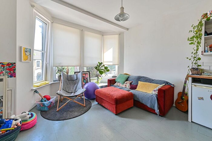 2 Bedroom Flat To Rent In Upper Walthamstow Road, Walthamstow, Walthamstow, London, E17