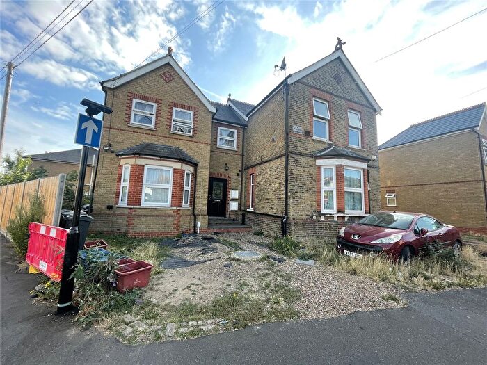 3 Bedroom Flat To Rent In Flat B, Chapel Road, Hounslow, Greater London, TW3