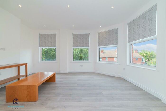 2 Bedroom Flat To Rent In Queens Parade, London, N11