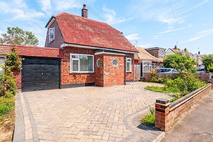 2 Bedroom Detached House For Sale In Boyce View Drive, Benfleet, SS7