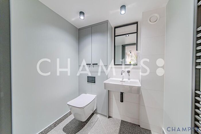 3 Bedroom Flat To Rent In London, SE18