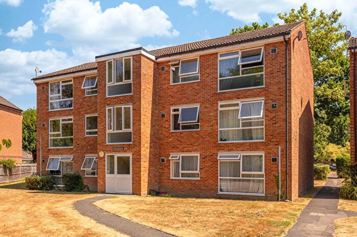 2 Bedroom Flat For Sale In Aurum Close, Horley, RH6