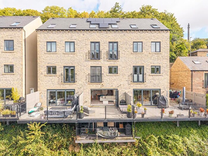 4 Bedroom Town House For Sale In Calder Valley Vista, Sowerby Bridge, HX6