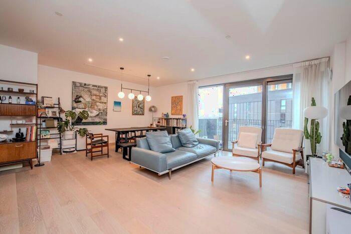 2 Bedroom Apartment To Rent In Viaduct Gardens London, SW11