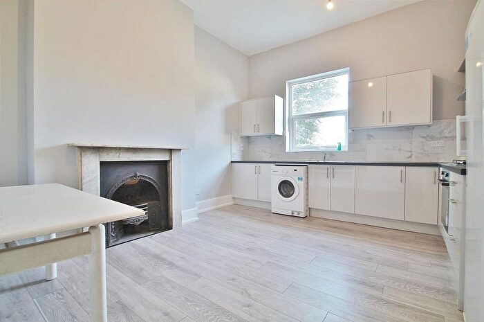 3 Bedroom Flat To Rent In London Road, Isleworth, TW7