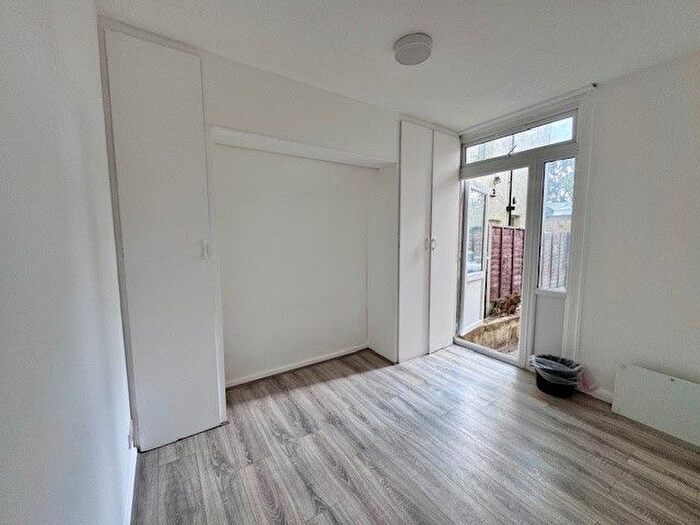 1 Bedroom Property To Rent In Station Road, Westcliff-On-Sea, SS0