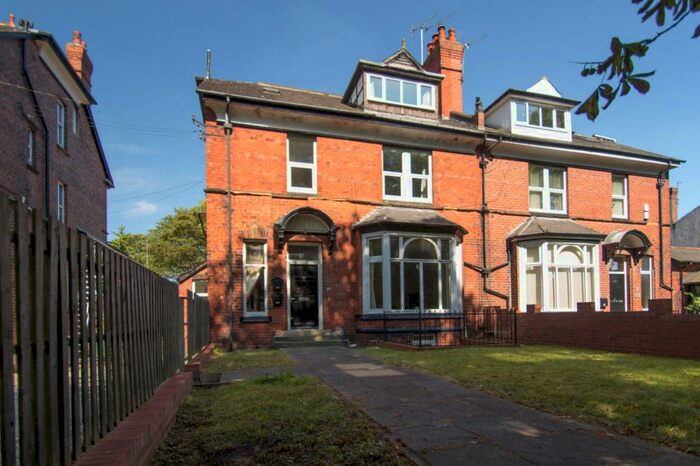 2 Bedroom Apartment To Rent In Otley Road, Leeds, West Yorkshire, LS16