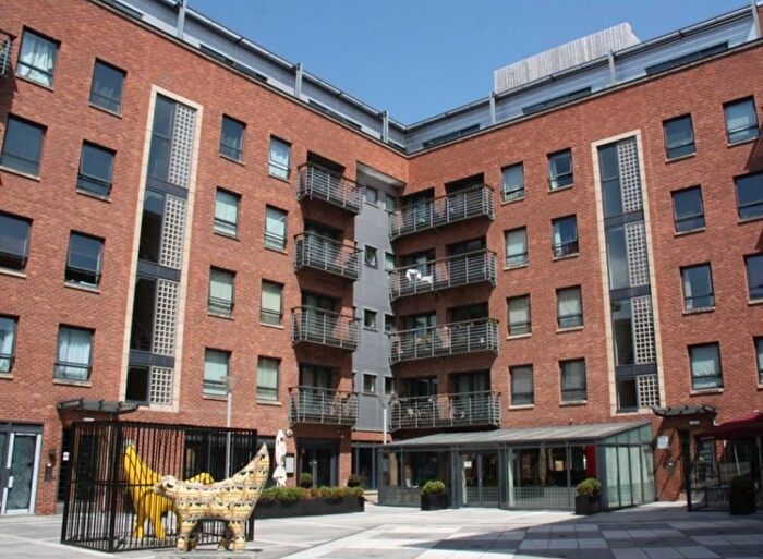 2 Bedroom Flat To Rent In Manhattan Place, Duke Street, L1