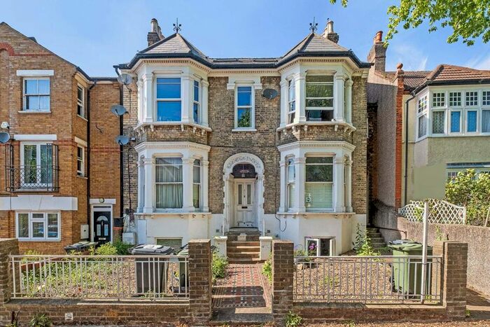 3 Bedroom Flat To Rent In Lewin Road, London, SW16