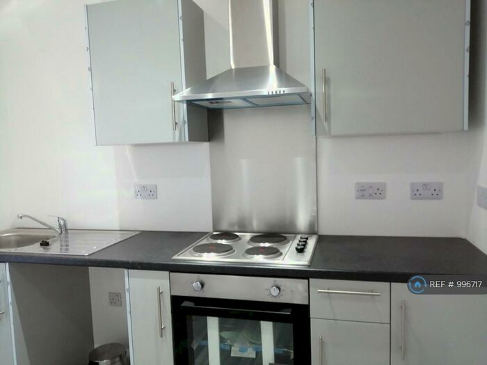 2 Bedroom Flat To Rent In Windsor Road, Neath, SA11