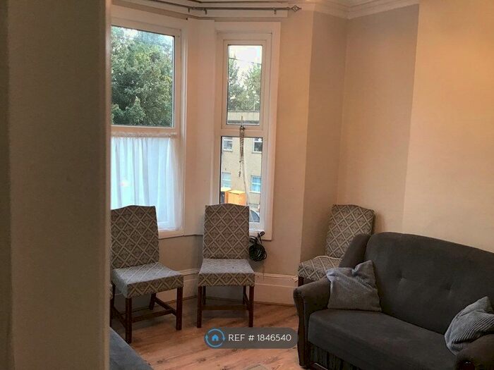 3 Bedroom Flat To Rent In Frist Floor Acton Lane., London, NW10