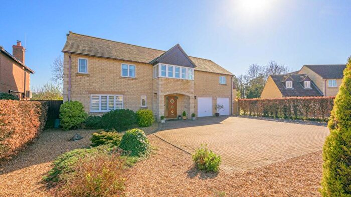 5 Bedroom Detached House For Sale In St. Giles Close, Holme, PE7