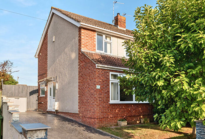 3 Bedroom Semi Detached House For Sale In Fairway Close, Oldland Common, Bristol, Gloucestershire, BS30