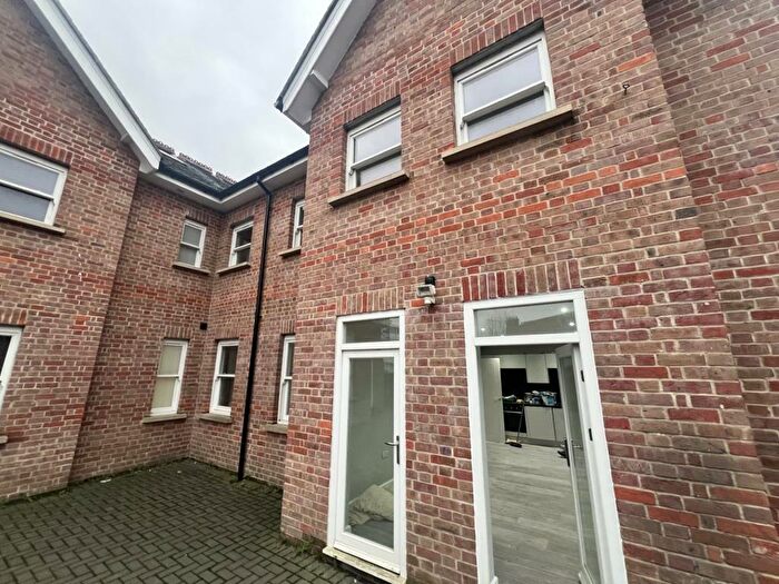 2 Bedroom Flat To Rent In High Street, Chesham, HP5
