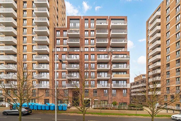 3 Bedroom Maisonette To Rent In Lakeside Drive, Lakeside Drive, NW10