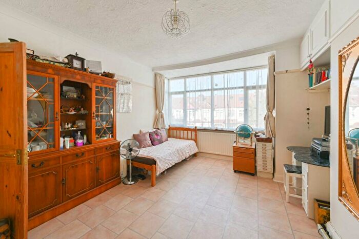 2 Bedroom Maisonette For Sale In Streatham Road, Mitcham, CR4