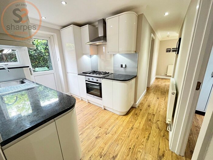 3 Bedroom Flat To Rent In Kingsway Road, Cheam, London, SM3