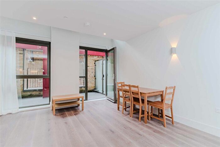 3 Bedroom Apartment For Sale In Windsor Square, Woolwich, SE18