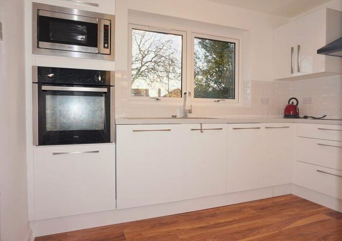 2 Bedroom Flat To Rent In Algers Mead, Loughton, IG10