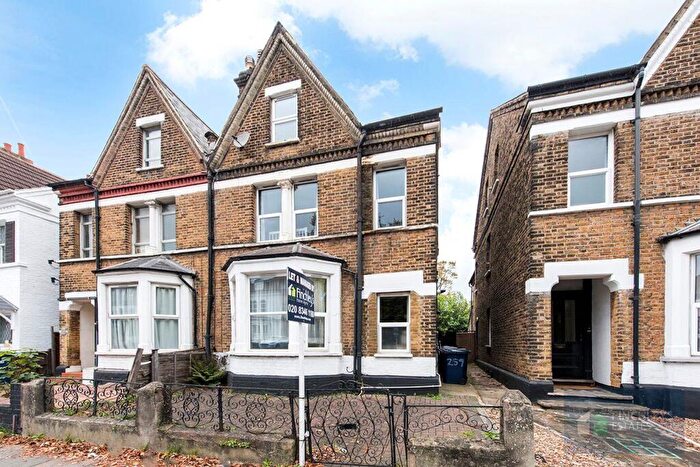2 Bedroom Flat To Rent In Ballards Lane, Finchley, N3