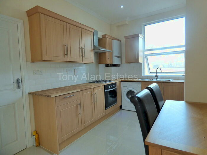 4 Bedroom Flat To Rent In King Henry Walk, London, N1