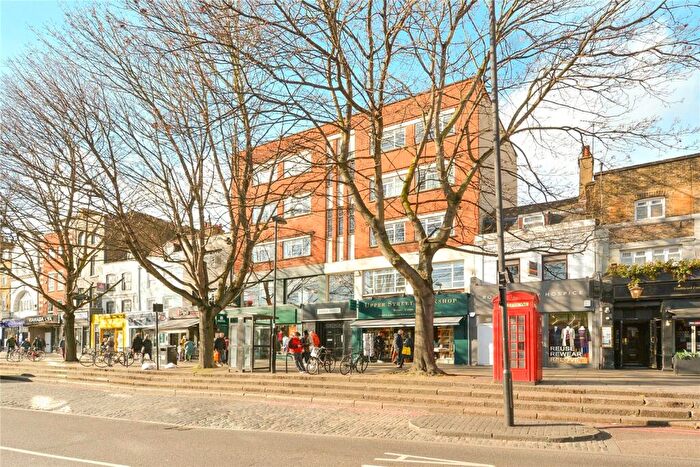 3 Bedroom Flat To Rent In - Upper Street, Islington, N1