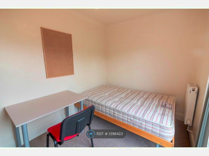 7 Bedroom Semi-Detached House To Rent In Lincoln Road, Guildford, GU2