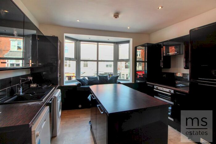 3 Bedroom Flat To Rent In Lenton Boulevard, Lenton, Nottingham, NG7