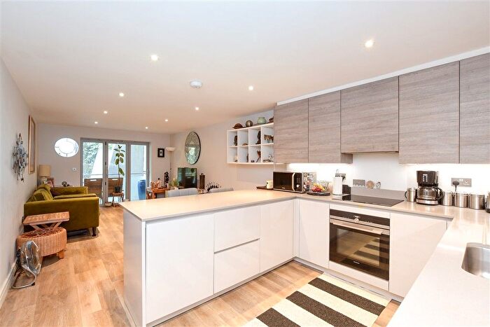 2 Bedroom Flat For Sale In Croydon Road, Caterham, Surrey, CR3
