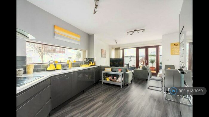 4 Bedroom End Of Terrace House To Rent In Eden Way, London., E3