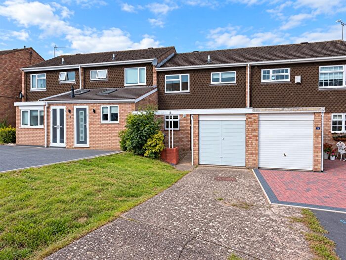 3 Bedroom Terraced House For Sale In Arundel Close, Warwick, CV34