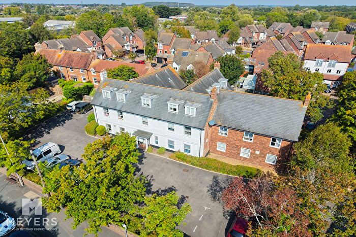 2 Bedroom Flat For Sale In Purewell, Christchurch, BH23