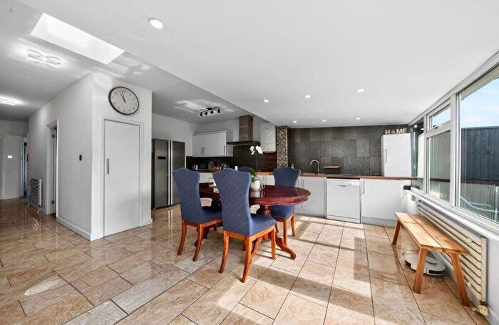 4 Bedroom Semi-Detached Bungalow To Rent In Milton Avenue, Barnet, EN5
