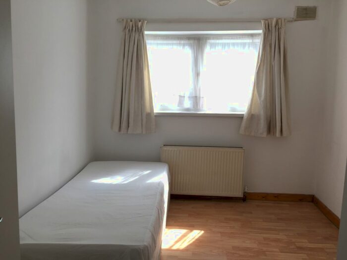Studio To Rent In Dene Avenue, Hounslow TW3
