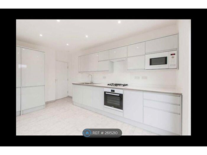 2 Bedroom Flat To Rent In Ormiston Grove, Shepherd's Bush, W12