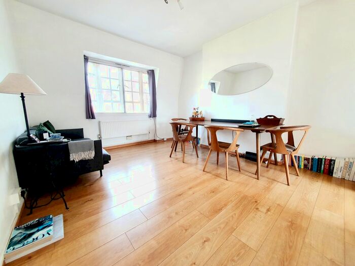 3 Bedroom Flat To Rent In Upper Street, Islington, N1
