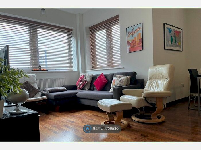 2 Bedroom Flat To Rent In Canon Court, Wallington, SM6