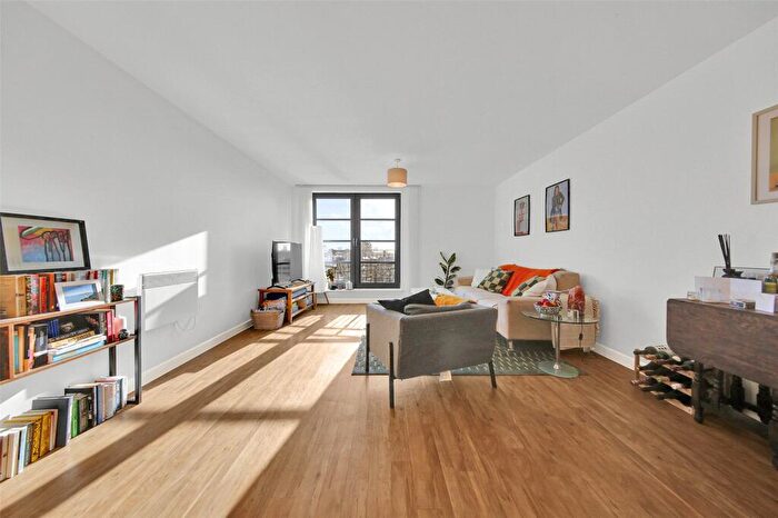 2 Bedroom Apartment For Sale In Commercial Road, E14