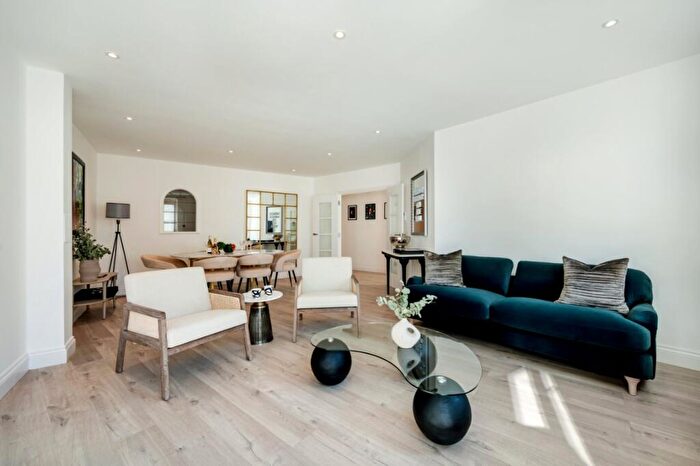 3 Bedroom Apartment To Rent In Elizabeth Court, Palgrave Gardens, Regents Park, NW1
