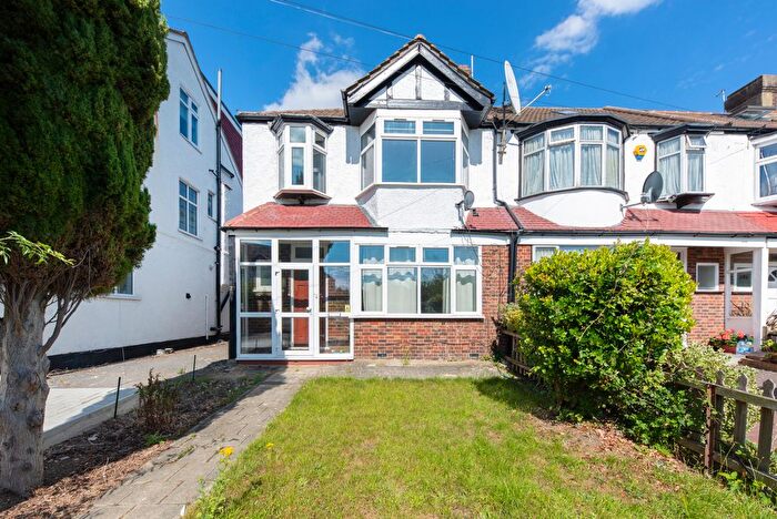 3 Bedroom Detached House To Rent In Raynes Park, London, SW20