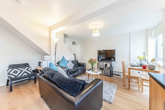 3 Bedroom Property To Rent In Hunter Close, London, SW12