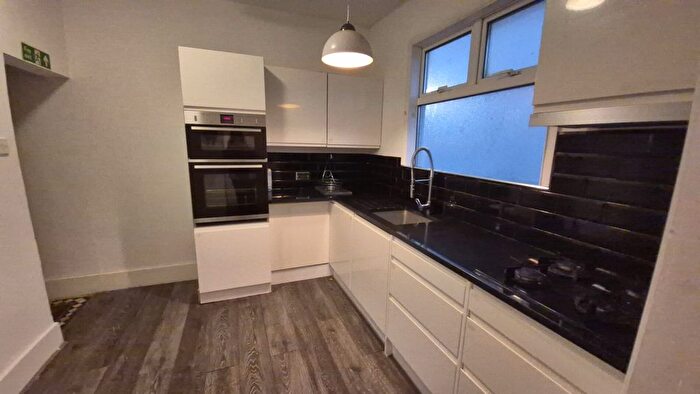 6 Bedroom Terraced House To Rent In Hainualt Road, Leytonstone, E11