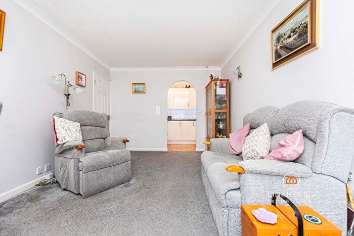 1 Bedroom Retirement Property For Sale In Wentworth Drive, Broadstone, BH18 - Photo 4