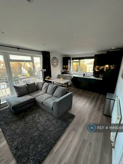 2 Bedroom Flat To Rent In South Lodge, Barnet, EN5