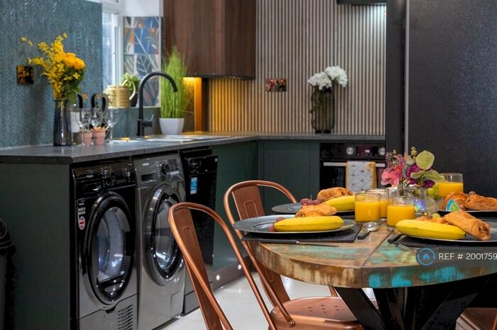 7 Bedroom Terraced House To Rent In Road, Manchester, M14