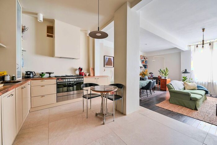 2 Bedroom Flat To Rent In Sternhall Lane, Peckham, London, SE15