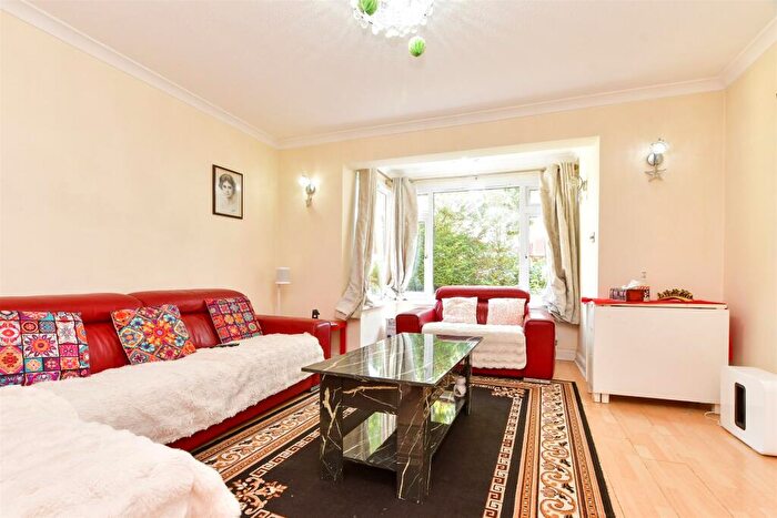 2 Bedroom Flat For Sale In Overton Road, Sutton, Surrey, SM2