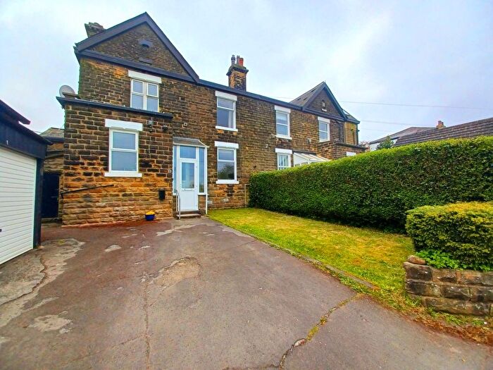 2 Bedroom Flat To Rent In Holywell Lane, Leeds, West Yorkshire, LS17