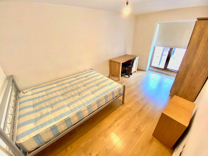 2 Bedroom Flat To Rent In Common Road, Birkby, Huddersfield, HD1